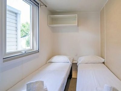 hu-i-pini-village-mobile-home-confort-interior-bedroom-single-beds