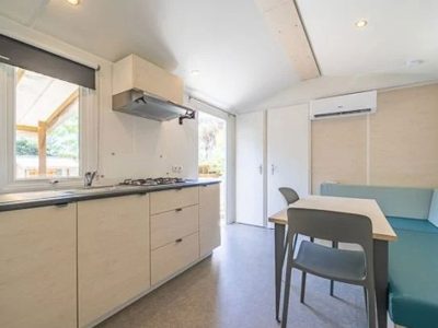 hu-i-pini-village-mobile-home-confort-interior-kitchen