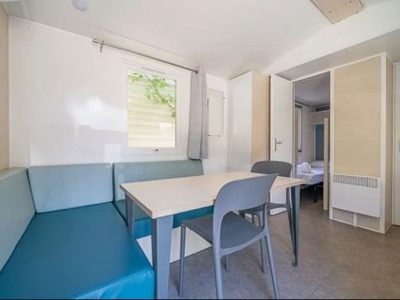 hu-i-pini-village-mobile-home-confort-interior-kitchen-dining-area