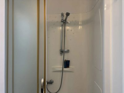 camping-bella-italia-moible-home-bella-family-interior-bathroom-shower