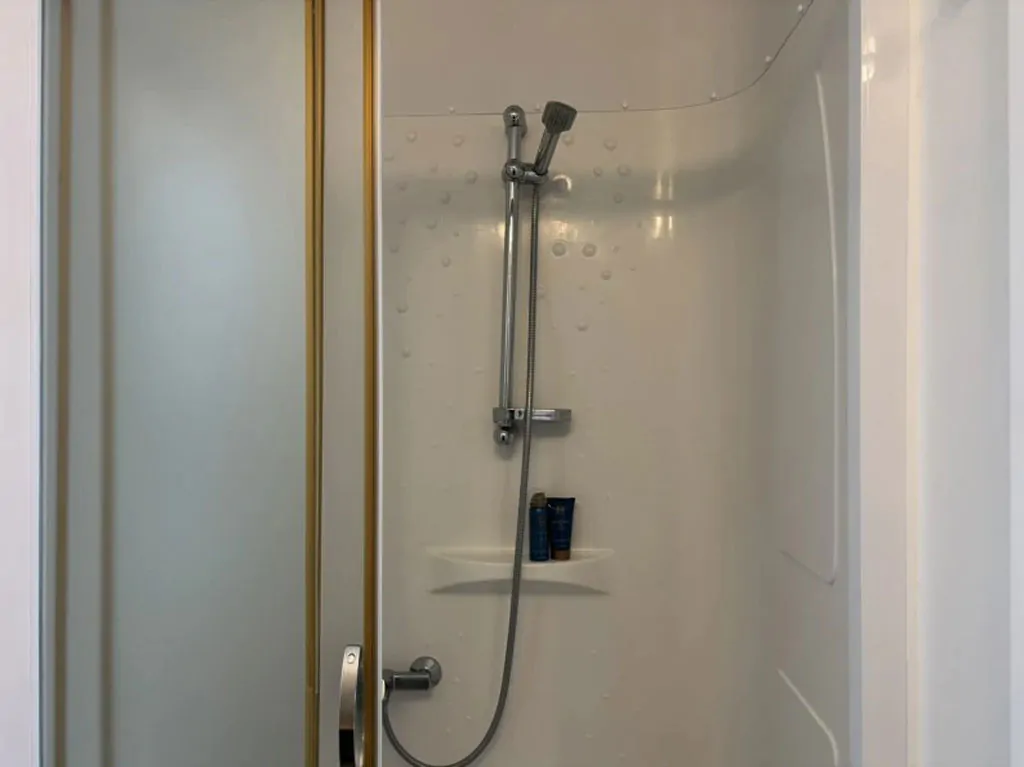 camping-bella-italia-moible-home-bella-family-interior-bathroom-shower
