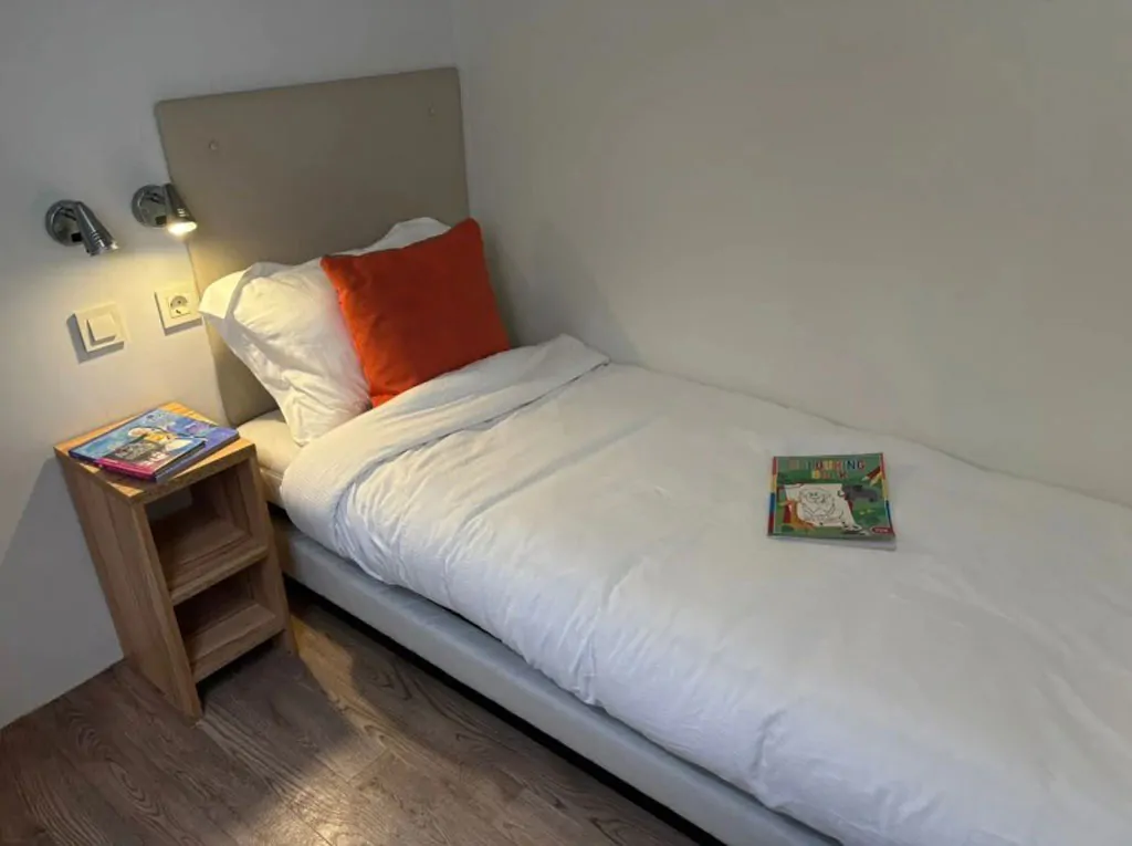 camping-bella-italia-moible-home-bella-family-interior-bedroom-single-bed