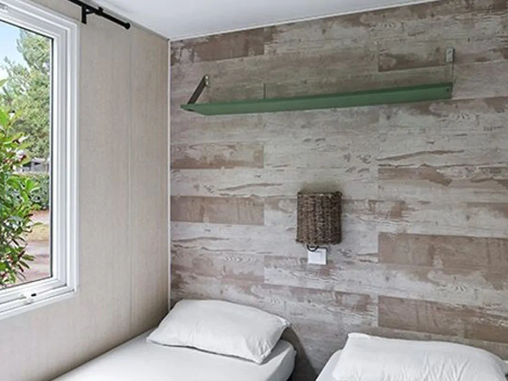 camping-ca-savio-mobile-home-comfort-for-6-persons-interior-bedroom-single-beds-view