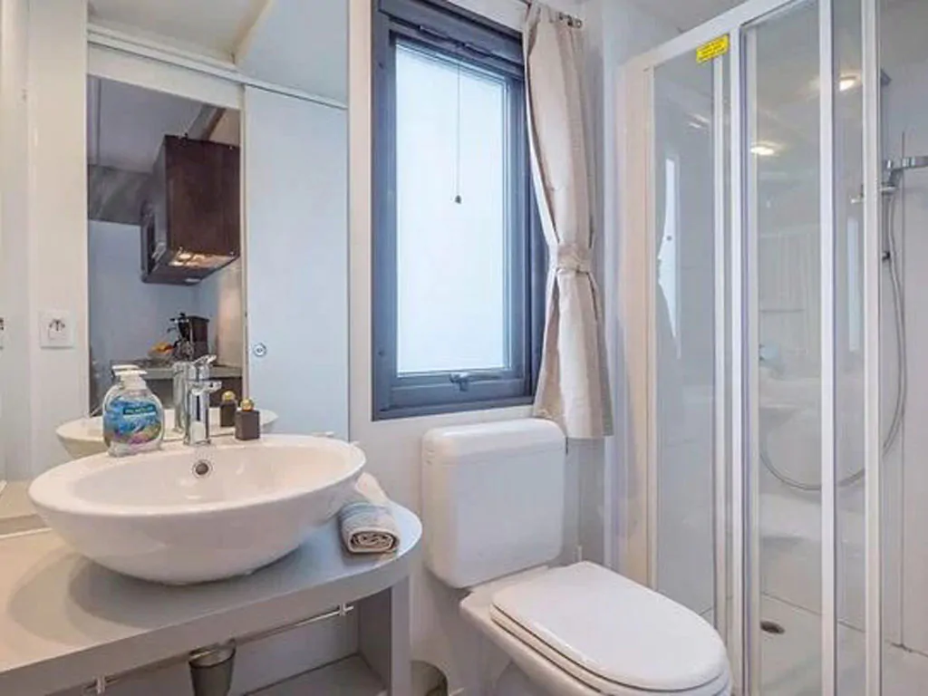 camping-ca-savio-mobile-home-premium-for-6-persons-interior-bathroom