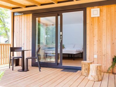 camping-naturist-solaris-casa-pini-mobile-home-couple-exterior-terrace