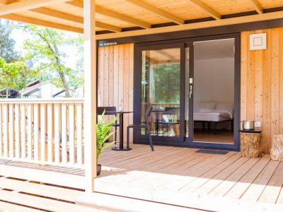 camping-naturist-solaris-casa-pini-mobile-home-couple-exterior-terrace-entrance