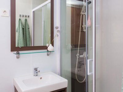 camping-naturist-solaris-casa-pini-mobile-home-couple-interior-bathroom