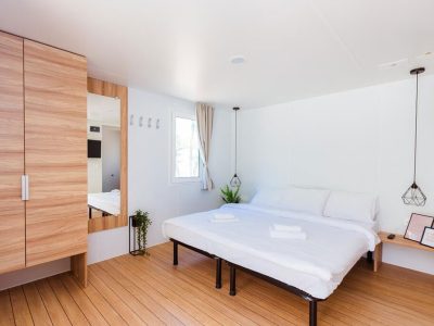 camping-naturist-solaris-casa-pini-mobile-home-couple-interior-sleeping-area-double-bed
