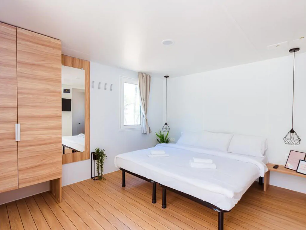 camping-naturist-solaris-casa-pini-mobile-home-couple-interior-sleeping-area-double-bed