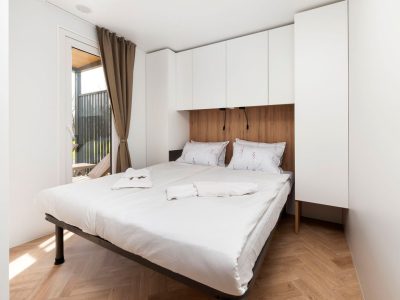 camping-naturist-solaris-casa-pini-mobile-home-luxury-interior-bedroom-double-bed