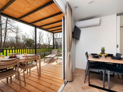 camping-naturist-solaris-casa-pini-mobile-home-luxury-interior-interior-terrace-and-dining-area