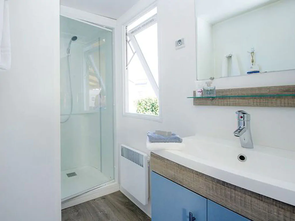 camping-rosapineta-mobile-home-comfort-interior-bathroom