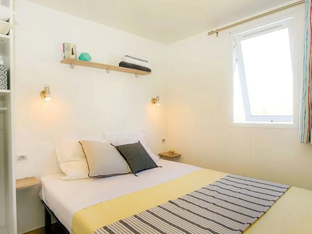 camping-rosapineta-mobile-home-comfort-interior-bedroom-double-bed
