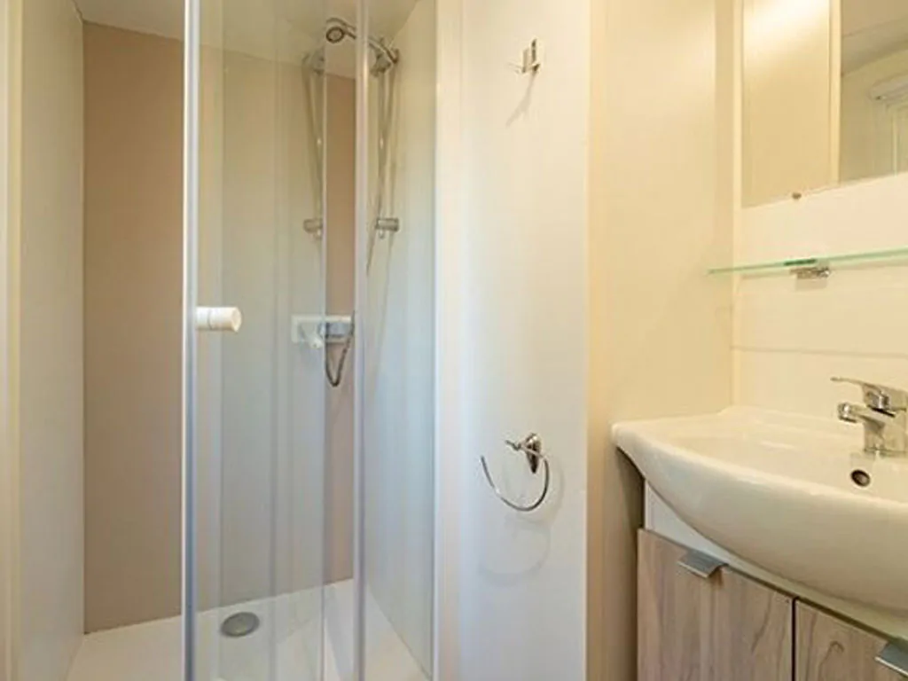 camping-rosapineta-mobile-home-comfort-for-6-persons-interior-bathroom