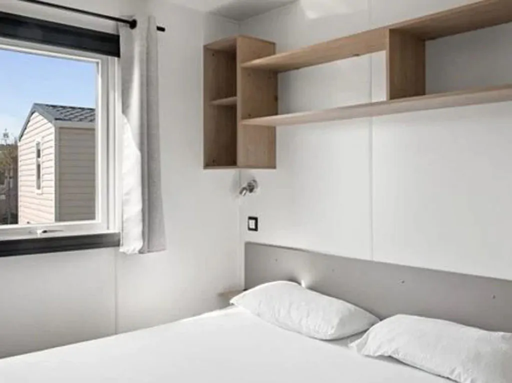 camping-rosapineta-mobile-home-comfort-for-6-persons-interior-bedroom-double-bed