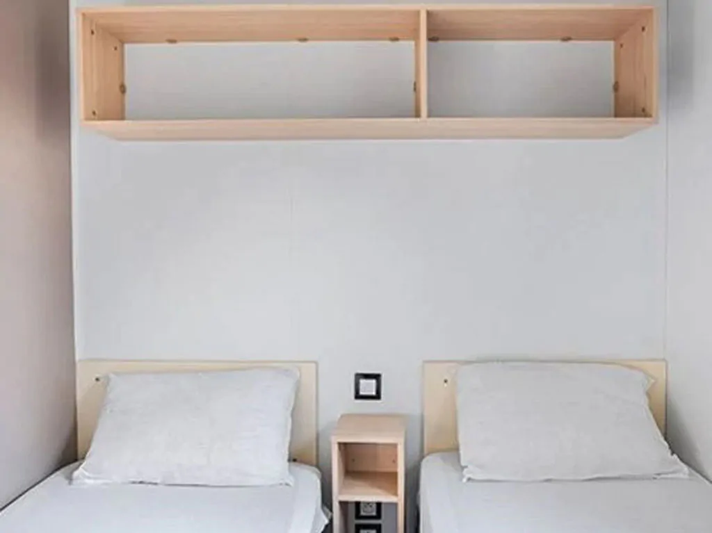 camping-rosapineta-mobile-home-comfort-for-6-persons-interior-bedroom-single-beds-view