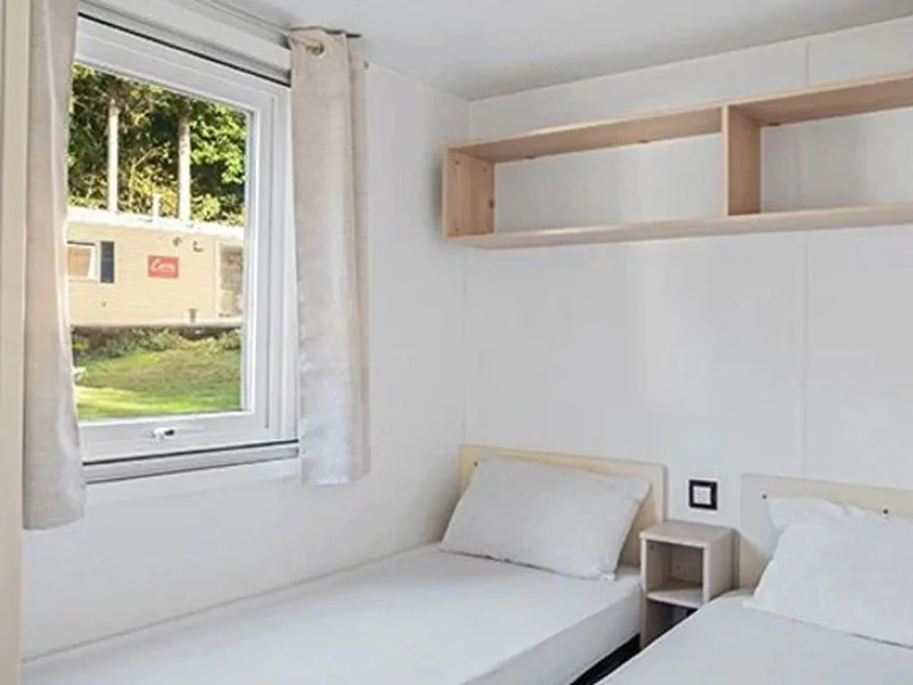 camping-rosapineta-mobile-home-comfort-for-6-persons-interior-bedroom-single-beds