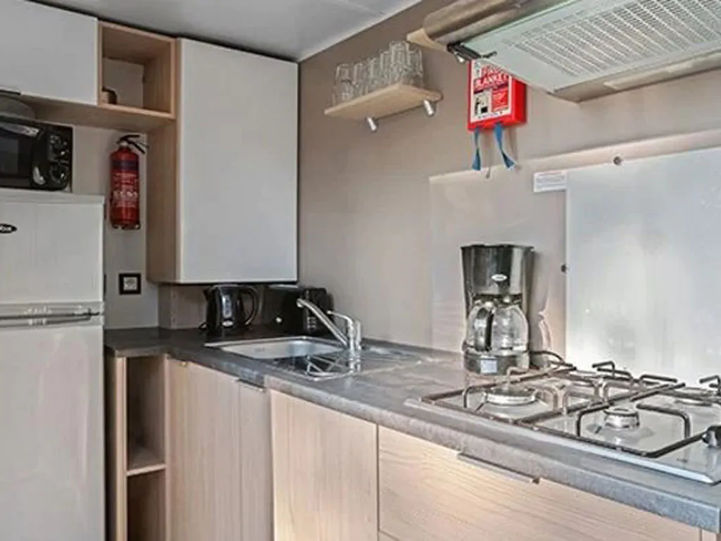 camping-rosapineta-mobile-home-comfort-for-6-persons-interior-kitchen