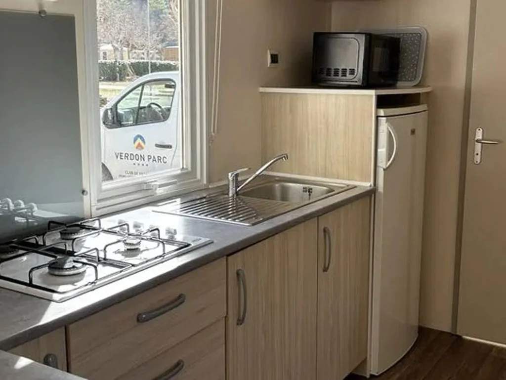 camping-village-portofelice-mobile-home-comfort-interior-kitchen