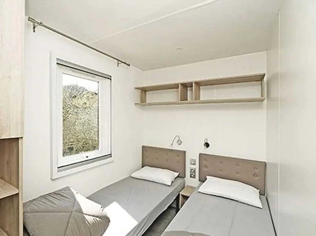 camping-village-portofelice-mobile-home-premium-interior-bedroom-single-beds-view