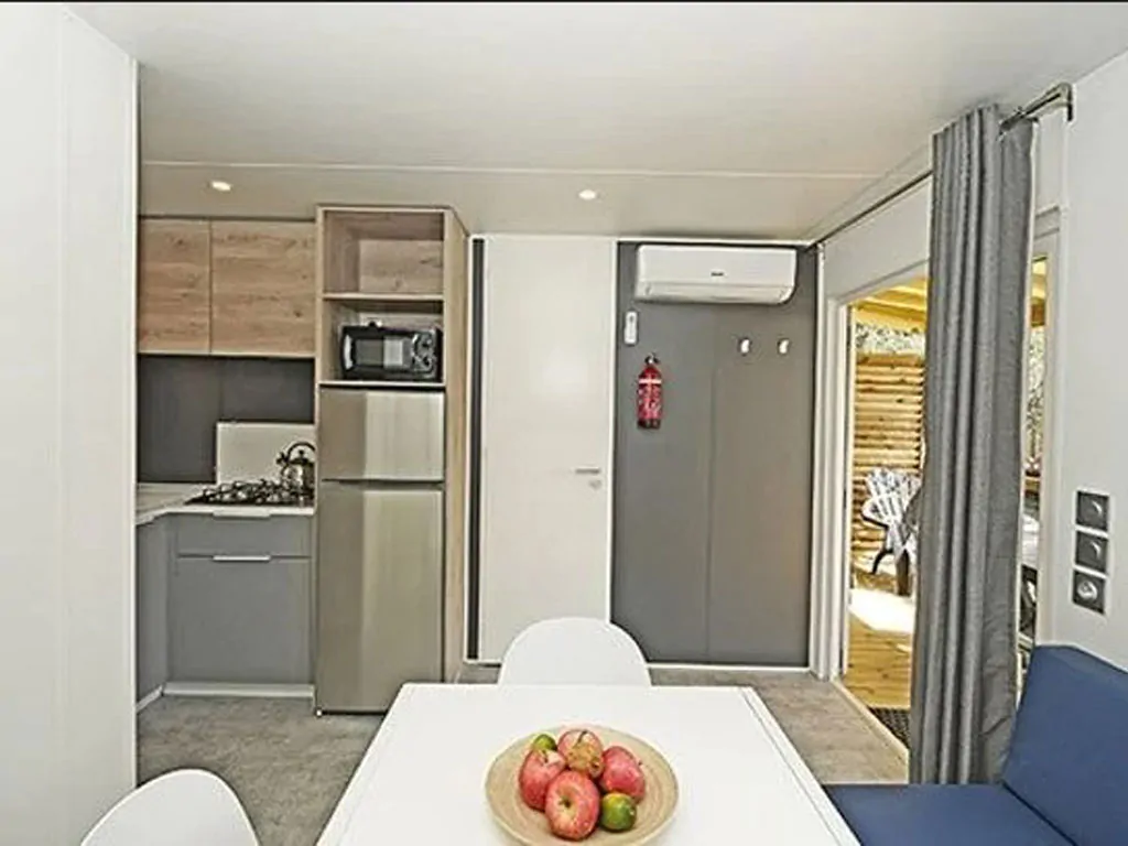 camping-village-portofelice-mobile-home-premium-interior-kitchen-view