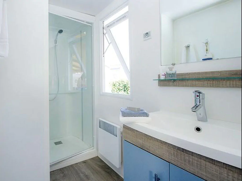 pineta-sul-mare-camping-mobile-home-comfort-42-interior-bathroom