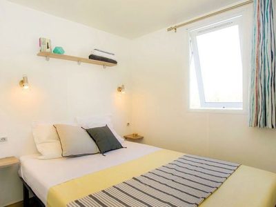 pineta-sul-mare-camping-mobile-home-comfort-42-interior-bedroom-double-bed
