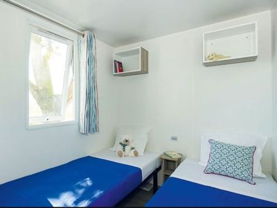 pineta-sul-mare-camping-mobile-home-comfort-42-interior-bedroom-single-beds