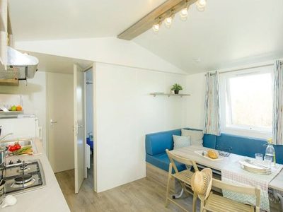 pineta-sul-mare-camping-mobile-home-comfort-42-interior-kitchen-and-living-room
