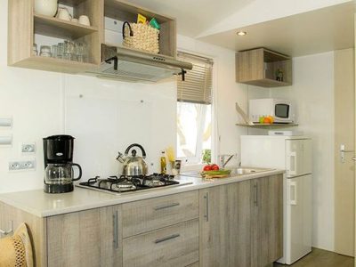 pineta-sul-mare-camping-mobile-home-comfort-42-interior-kitchen-view