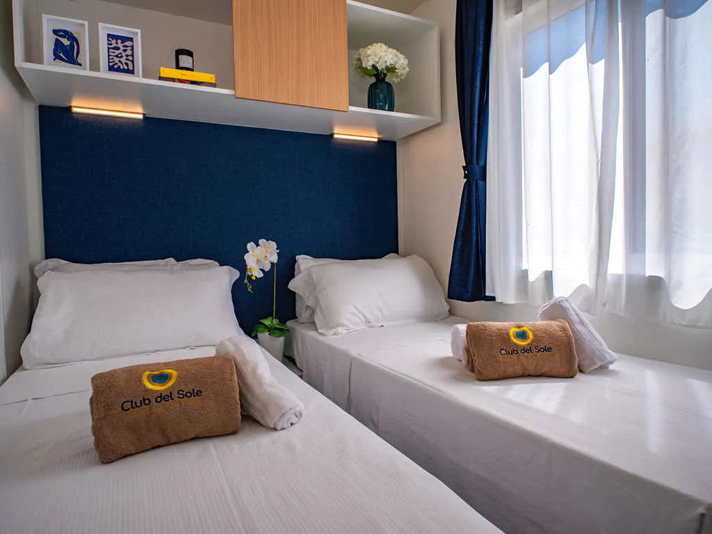 tenuta-primero-mobile-home-lodge-superior-interior-bedroom-single-beds