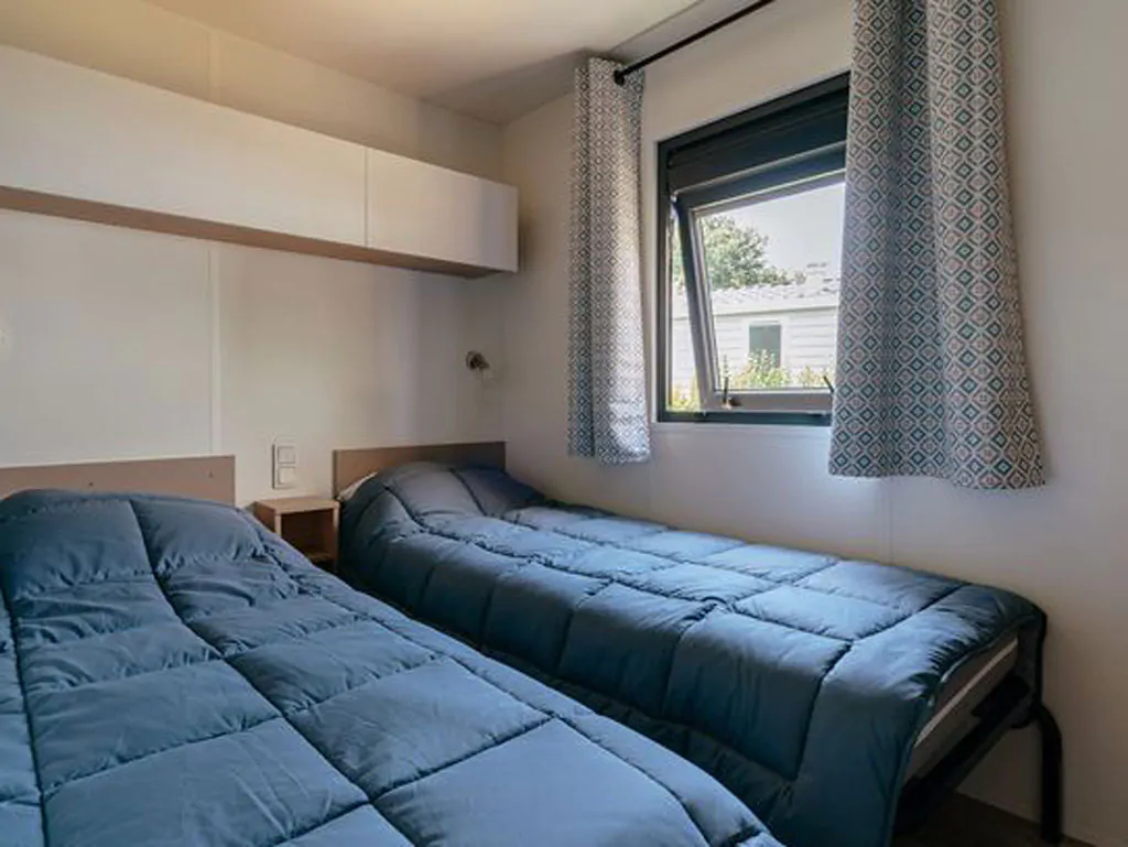 tenuta-primero-mobile-home-premium-for-6-persons-interior-bedroom-single-beds