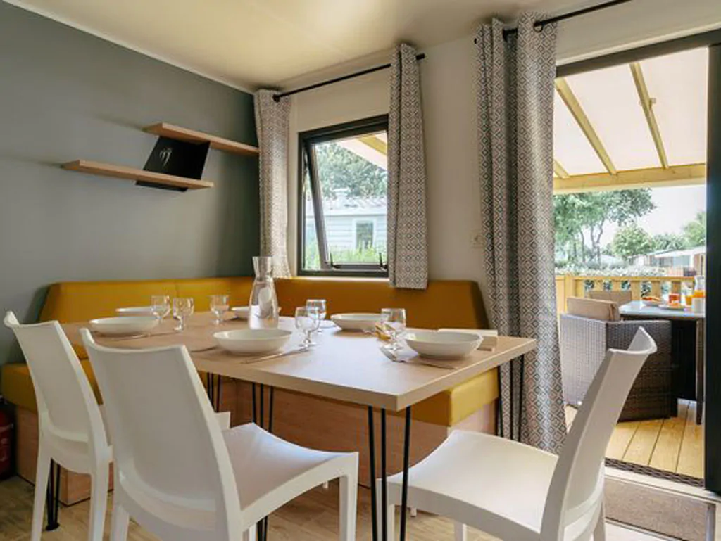 tenuta-primero-mobile-home-premium-for-6-persons-interior-dining-area