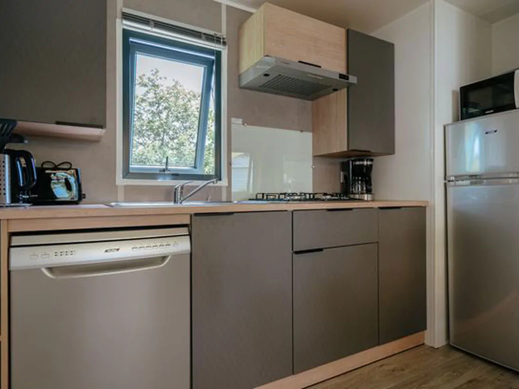 tenuta-primero-mobile-home-premium-for-6-persons-interior-kitchen-view
