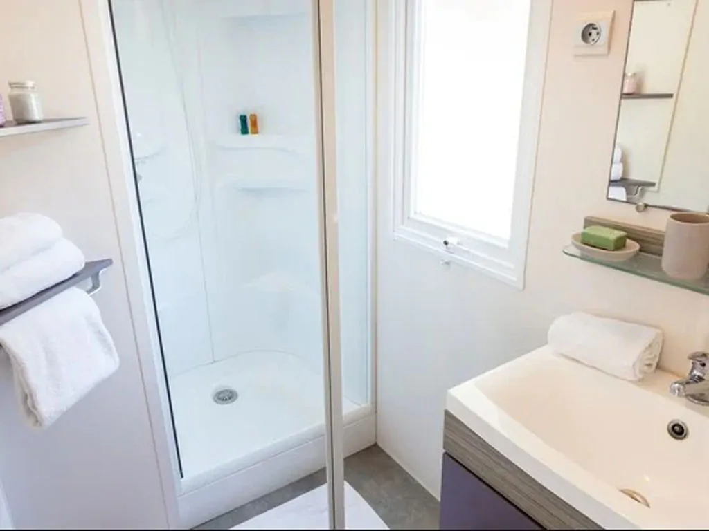 hu-fabulous-village-mobile-home-comfort-interior-bathroom