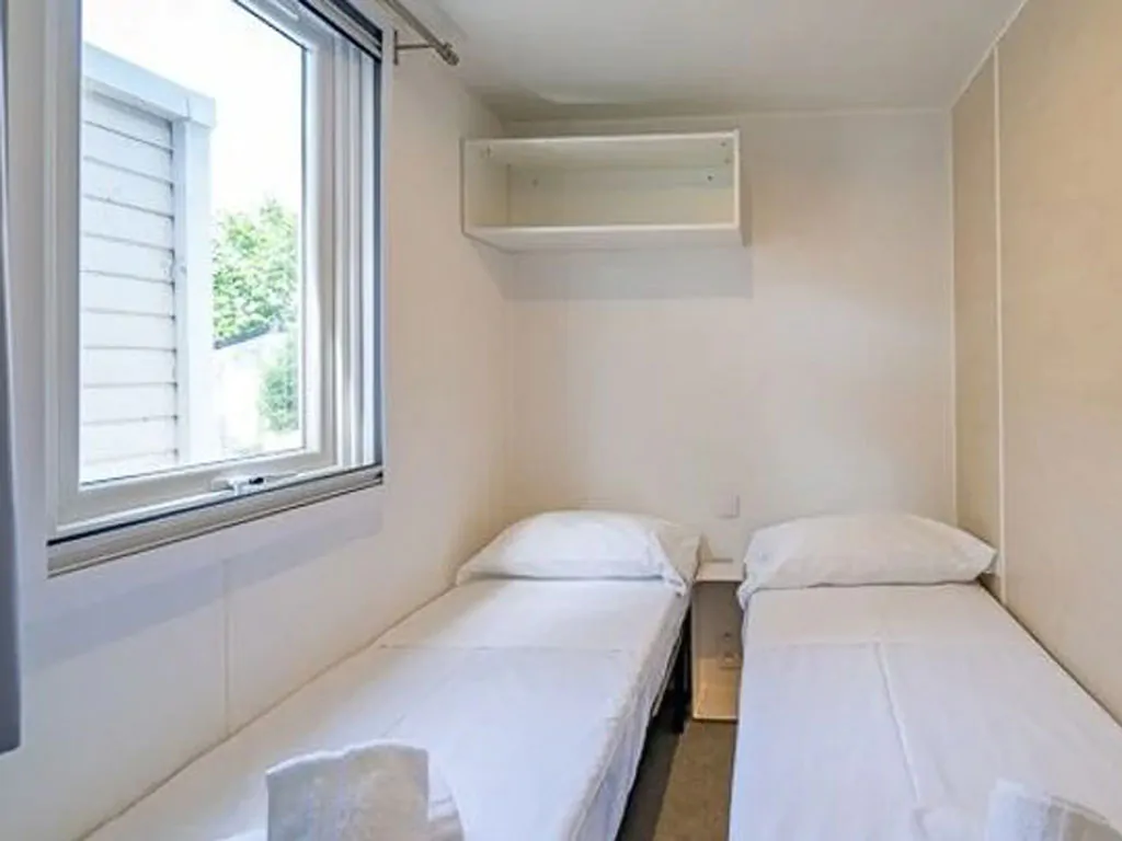 hu-fabulous-village-mobile-home-comfort-interior-bedroom-single-beds-2