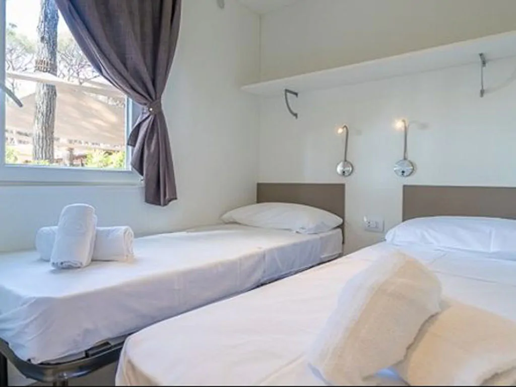 hu-fabulous-village-mobile-home-comfort-interior-bedroom-single-beds-view-2