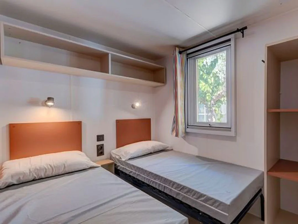 hu-fabulous-village-mobile-home-comfort-interior-bedroom-single-beds-view