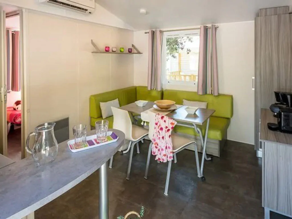 hu-fabulous-village-mobile-home-comfort-interior-dining-area
