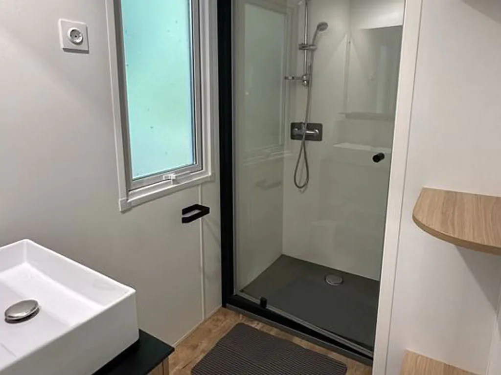 hu-fabulous-village-mobile-home-premium-for-6-persons-interior-bathroom-view
