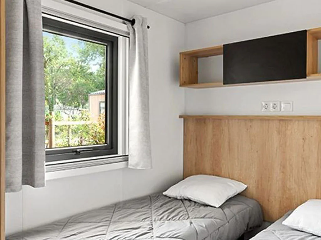 hu-fabulous-village-mobile-home-premium-for-6-persons-interior-bedroom-single-beds