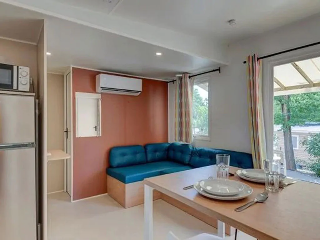 hu-fabulous-village-mobile-home-premium-for-6-persons-interior-dining-area