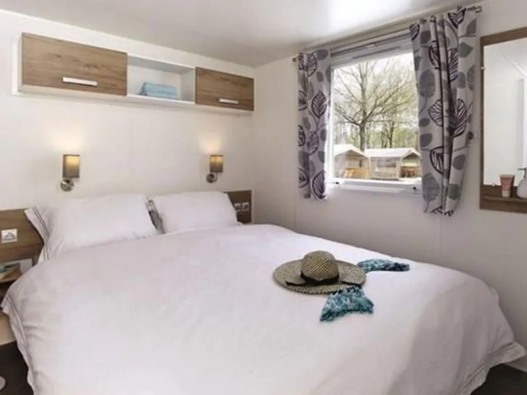 hu-fabulous-village-mobile-home-premium-interior-bedroom-double-bed