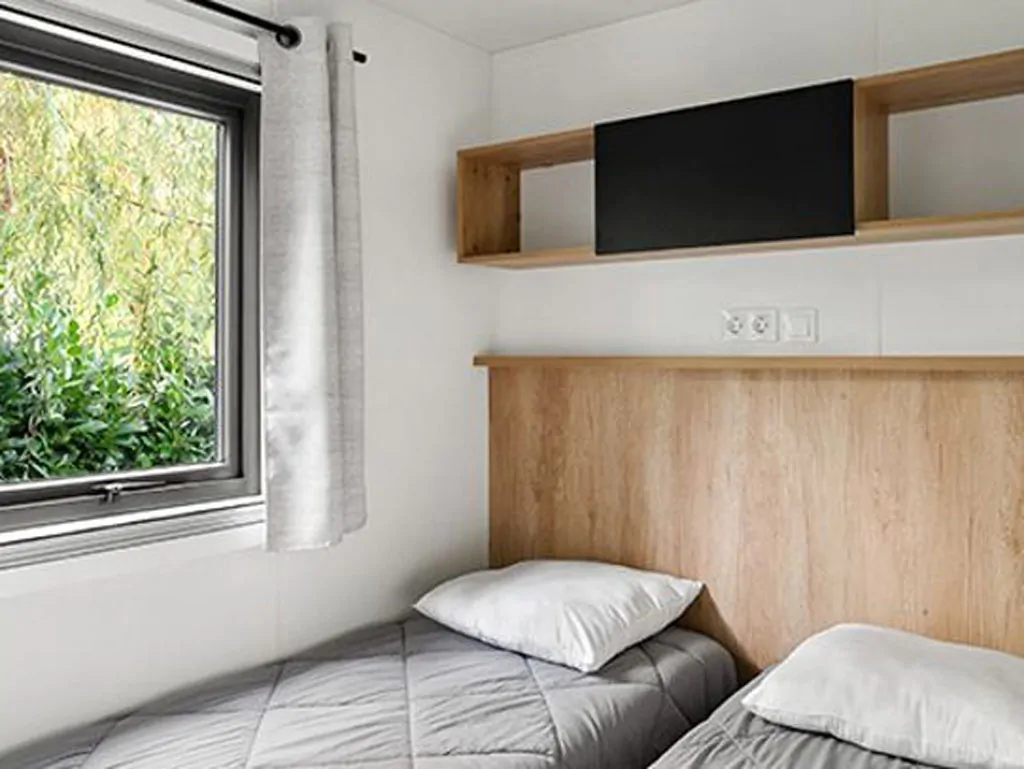 hu-fabulous-village-mobile-home-premium-interior-bedroom-single-beds