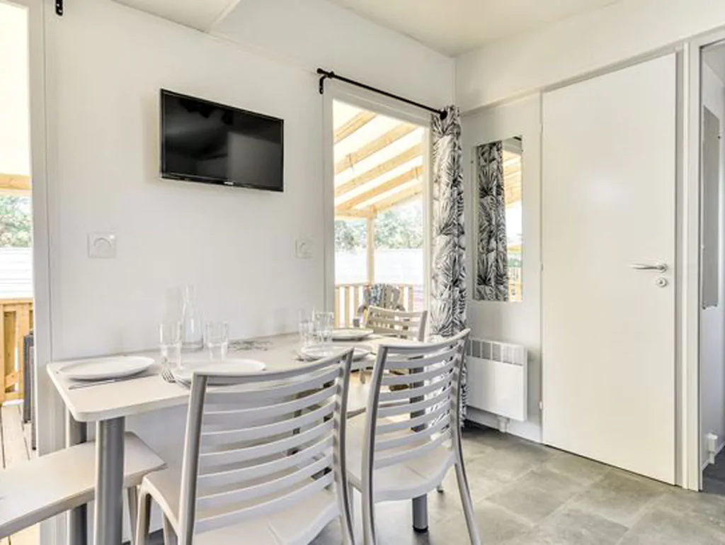 hu-fabulous-village-mobile-home-premium-interior-dining-area