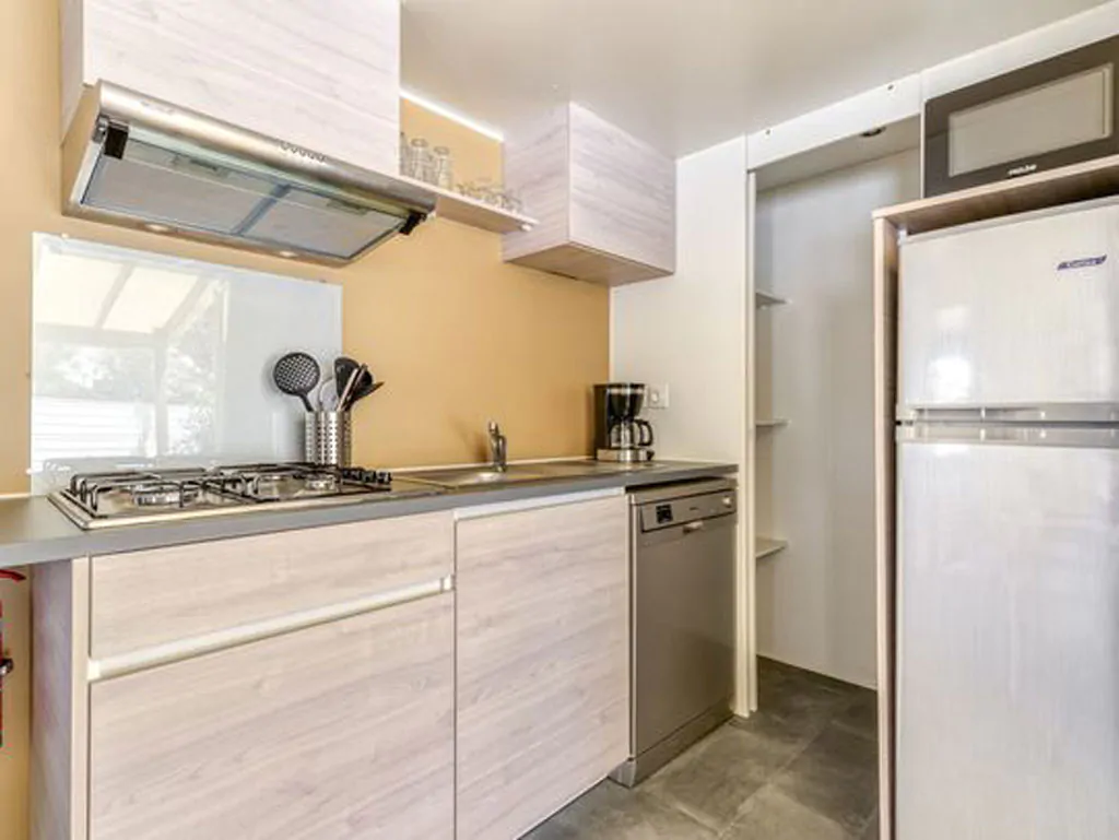hu-fabulous-village-mobile-home-premium-interior-kitchen