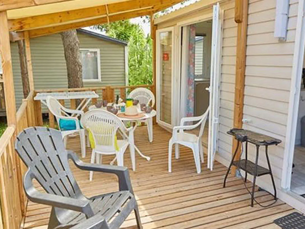 hu-girasole-village-mobile-home-comfort-for-4-persons-exterior-terrace-view