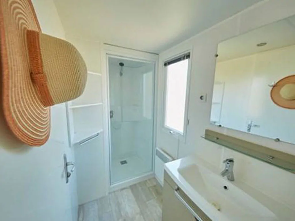 hu-girasole-village-mobile-home-comfort-for-4-persons-interior-bathroom