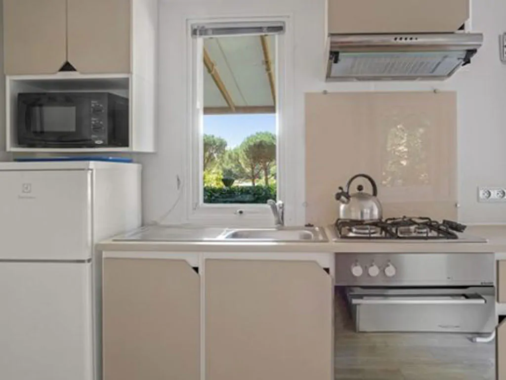 hu-girasole-village-mobile-home-comfort-for-4-persons-interior-kitchen