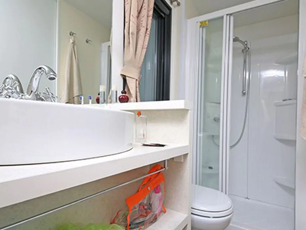 hu-girasole-village-mobile-home-comfort-for-6-persons-interior-bathroom